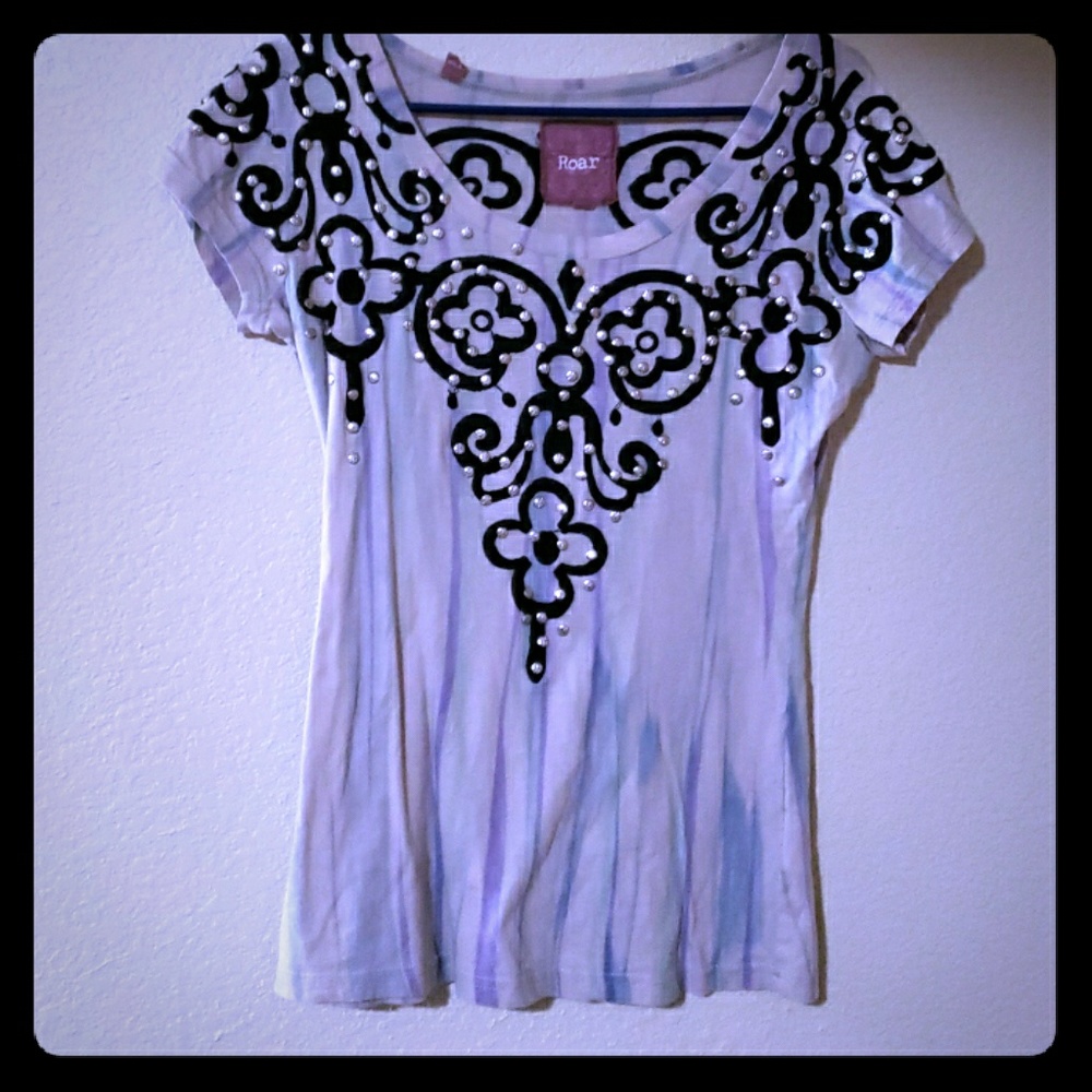 Roar by BKE Adorable embroidery shirt.